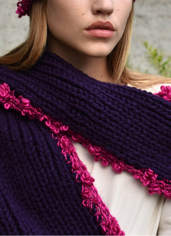 Dunkellila gestrickter Schal mit Fuchsia-Borte.