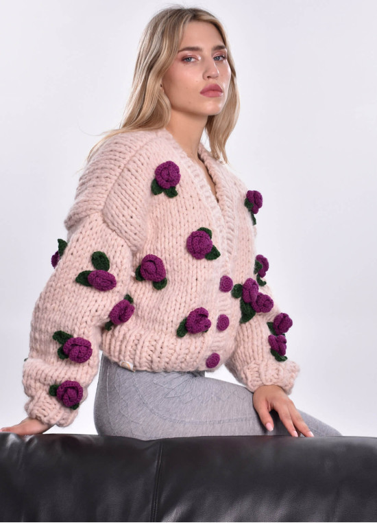 Nude Cardigan mit Lila 3D-Blumen